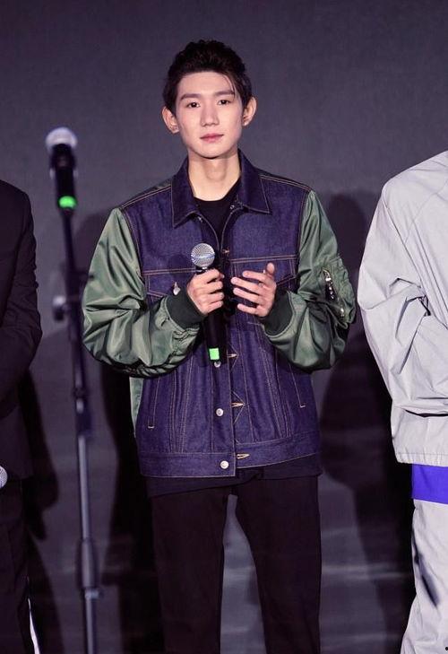 年轻男明星着装