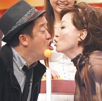 演艺圈明星母子恋,演艺圈明星母子恋的甜蜜与争议